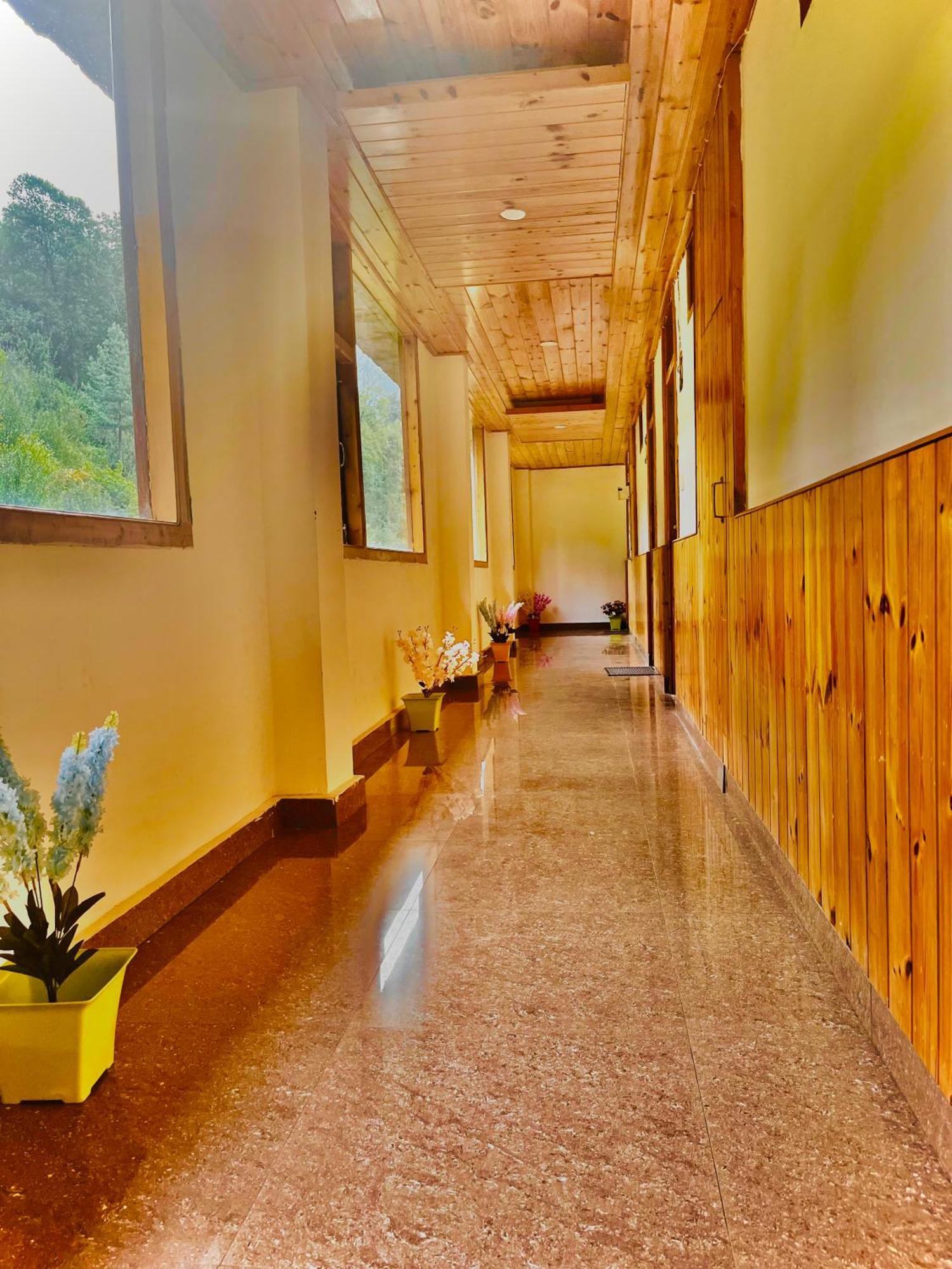 Himalayan Hill Queen Resort, Manali M98160-43400 ภายนอก รูปภาพ