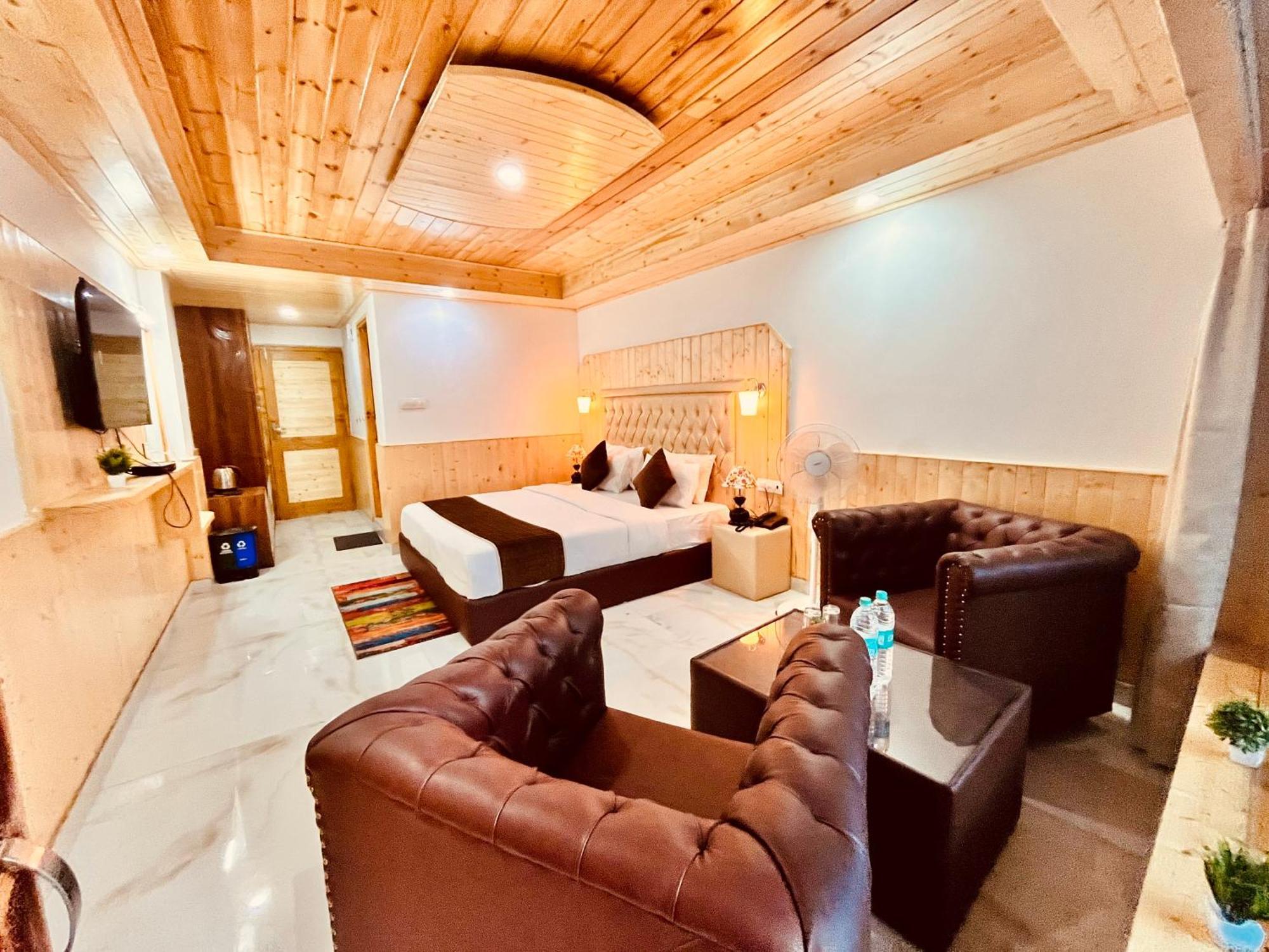 Himalayan Hill Queen Resort, Manali M98160-43400 ภายนอก รูปภาพ