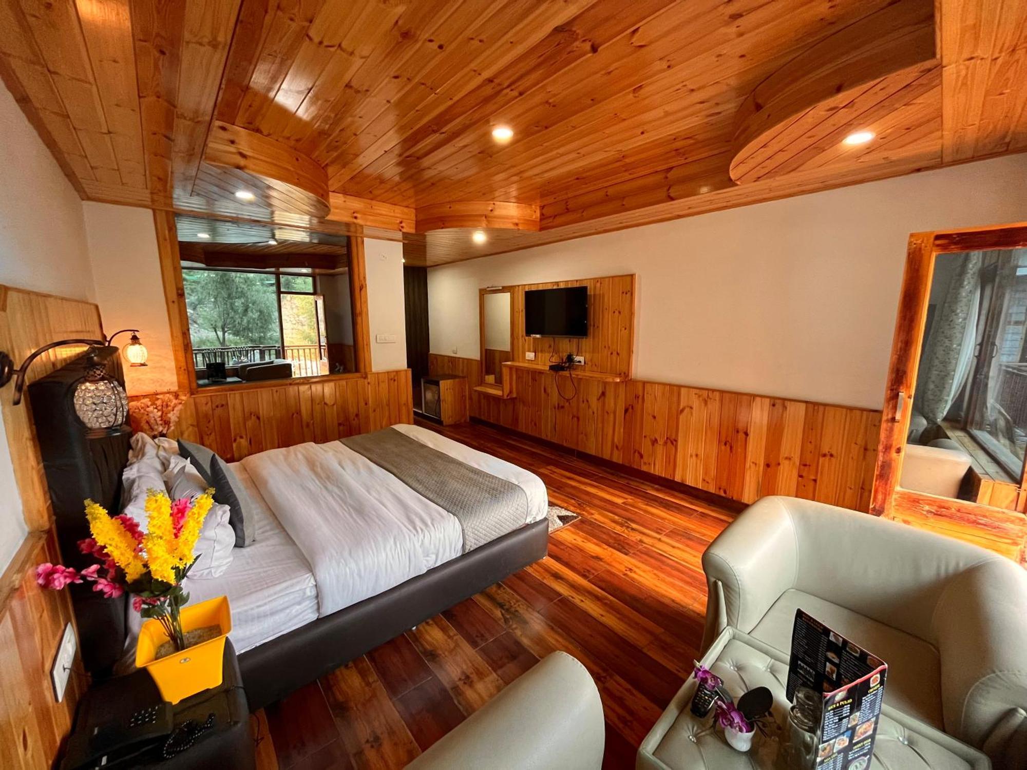 Himalayan Hill Queen Resort, Manali M98160-43400 ภายนอก รูปภาพ