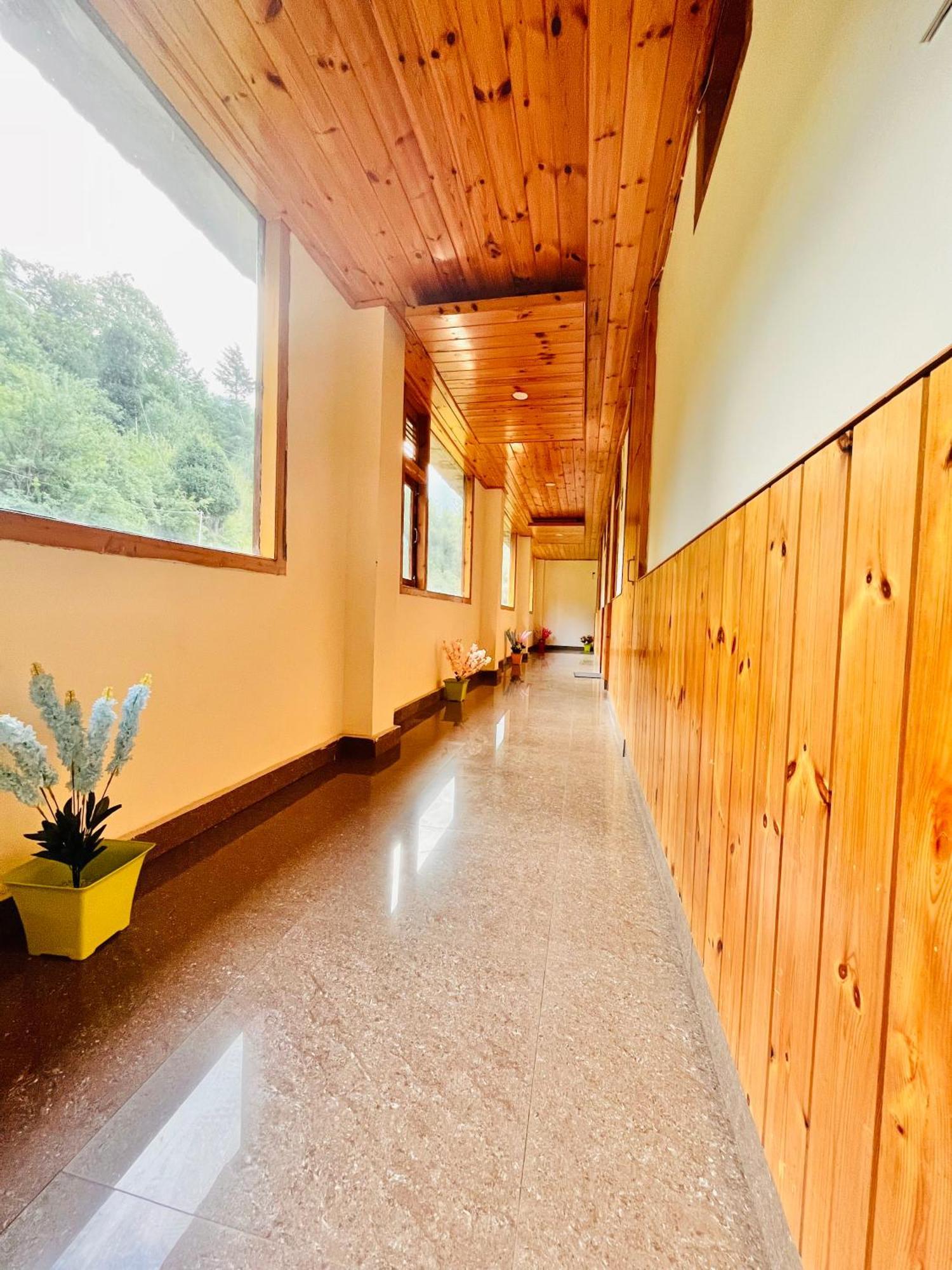Himalayan Hill Queen Resort, Manali M98160-43400 ภายนอก รูปภาพ