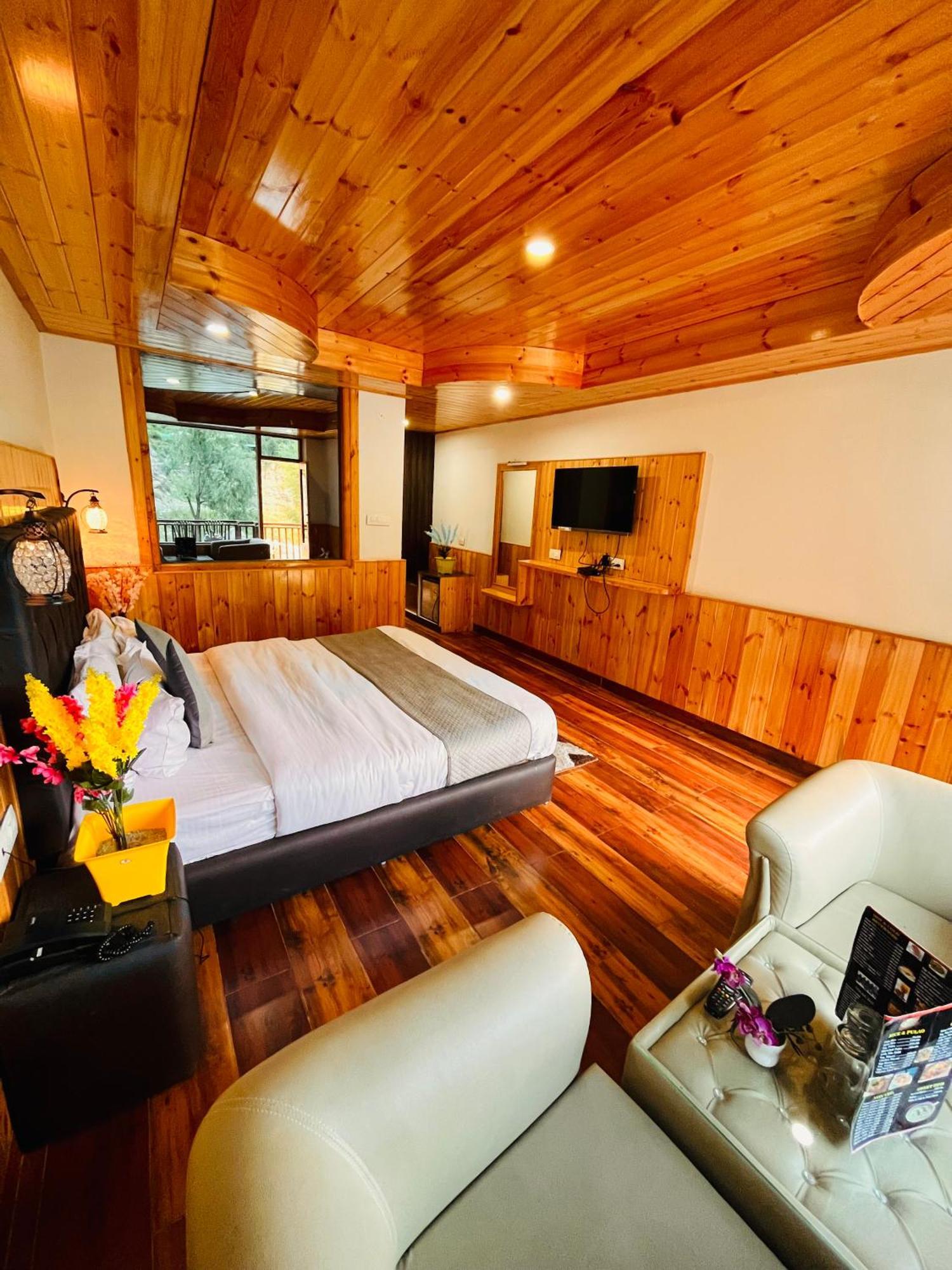 Himalayan Hill Queen Resort, Manali M98160-43400 ภายนอก รูปภาพ